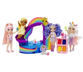 MGA Rainbow High Malá sestrička Blush - Deň pri bazéne / Herný set s bábikou / 14 cm / od 6 rokov