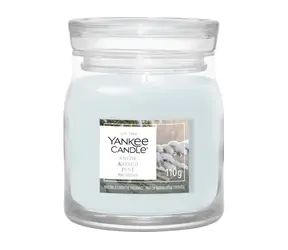 Yankee Candle Vonná sviečka Snow Kissed Pine / Signature sklo malé vianočné / Svieže a čisté / 29 hod / 110 g