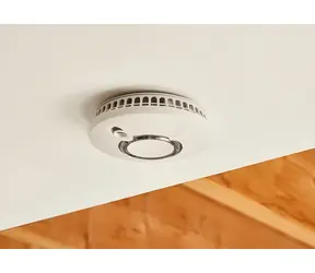 Yale Detektor dymu biela, šedá / Detektor dymu / Bezdrôtové prepojenie / Dosah 1000 m / 85 dB