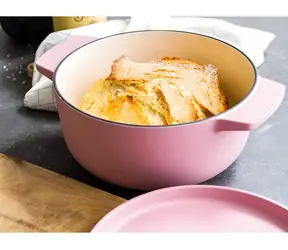 KITCHENAID Liatinový kastról s pokrievkou ružová 22 cm / 3,3 l / liatina / do 260 °C