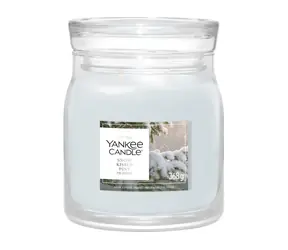 Yankee Candle Vonná sviečka Snow Kissed Pine / Signature sklo stredná / 2 knôty / 35-50 hod