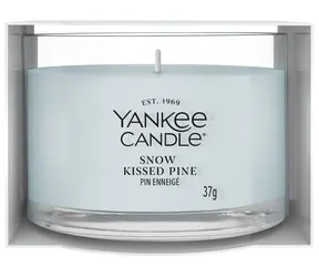Yankee Candle Vonná sviečka Snow Kissed Pine / Votív v skle vianočný / Svieže a čisté / 8-10 hod / 37 g