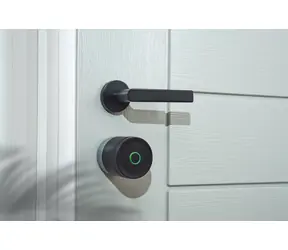 Yale Linus L2 Lite čierna / Chytrý dverný zámok / Bluetooth 5.4 / automatické zamykanie / 128bit AES