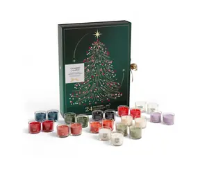 Yankee Candle Adventný kalendár kniha / 12 × votívna sviečka v skle / 12 × čajová sviečka / 1 × sklenený svietnik