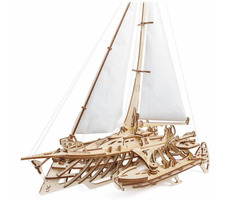 Ugears 3D drevené mechanické puzzle Plachetnica Merihobus (trimarán) / od 14 rokov / 237 dielikov / Obtiažnosť: vysoká