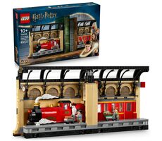 LEGO® Harry Potter™ 76450 Knižná zarážka: Spešný vlak do Rokfortu / Počet dielikov: 832 / od 10 rokov