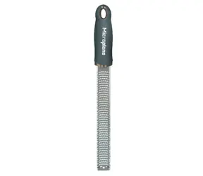 Microplane Premium Classic antracitovo-šedá / jemné strúhadlo / 32.5 cm / nerezová oceľ