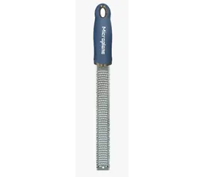Microplane Premium Classic džínsovo-modrá / jemné strúhadlo / 32.5 cm / nerezová oceľ
