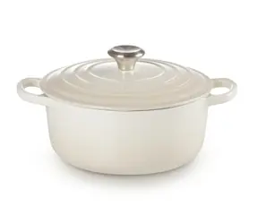 Le Creuset Signature Hrniec s pokrievkou 20 cm béžová
