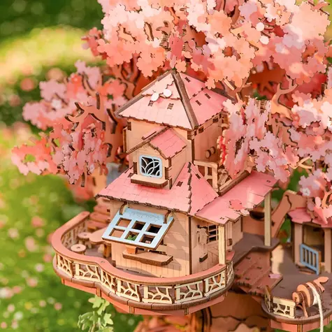 Robotime Domček na strome Sakura / 3D drevená skladačka / 535 dielikov / drevo / obtiažnosť vysoká / od 14 rokov