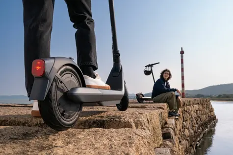Segway Ninebot KickScooter E2 PRO E sivá / Elektrická kolobežka / 350 W / 20 km/h / dojazd 35 km / 10" kolesá