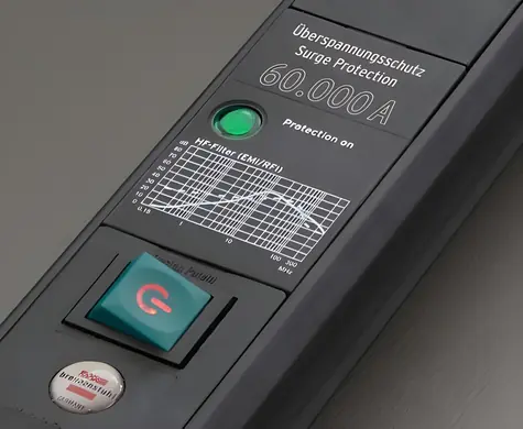 Brennenstuhl Premium-Line čierna / Prepäťová ochrana / 6 zásuviek / 3 m kábel / 60 000 A / IP20