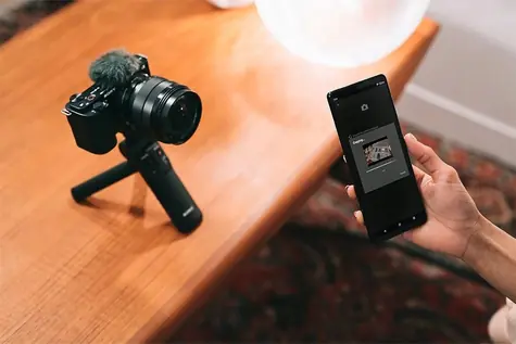 Sony ZV-E10 čierna + 16-50mm OSS II / Vlogovací fotoaparát / APS-C / 24,2 Mpix / 3 "LCD