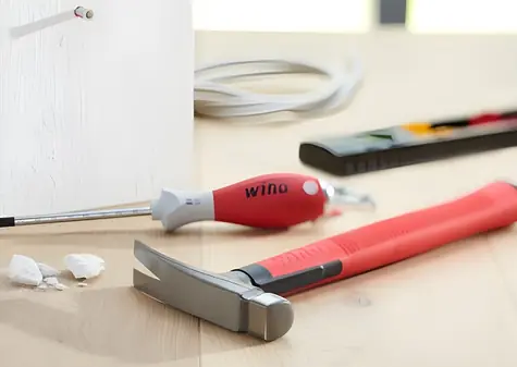 Wiha 42071 červená / Kladivo pre elektrikárov / hlava 300 g / dĺžka 283 mm / protišmyková rukoväť