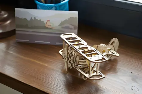 Ugears 3D drevená mechanická skladačka Mini dvojplošník / od 8 rokov / Obtiažnosť: nízka