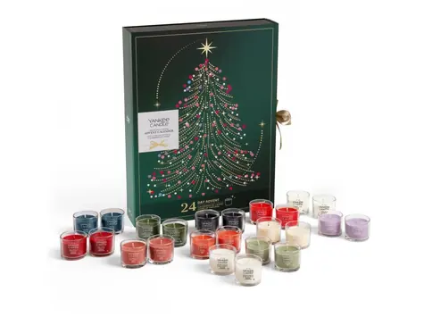 Yankee Candle Adventný kalendár kniha / 12 × votívna sviečka v skle / 12 × čajová sviečka / 1 × sklenený svietnik