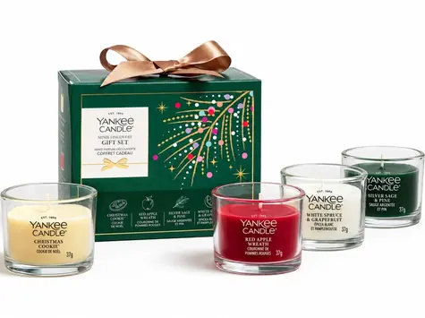 Yankee Candle Darčeková sada 4 votívnych sviečok 2026 / Christmas Cookie, Red Apple Wreath, Silver Sage & Pine