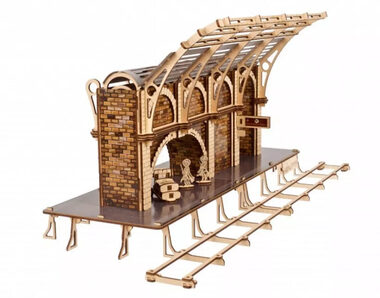 Ugears 3D drevená mechanická stavebnica Harry Potter - Vlakové nástupište / od 14 rokov / 230 dielikov / Obtiažnosť: nízka