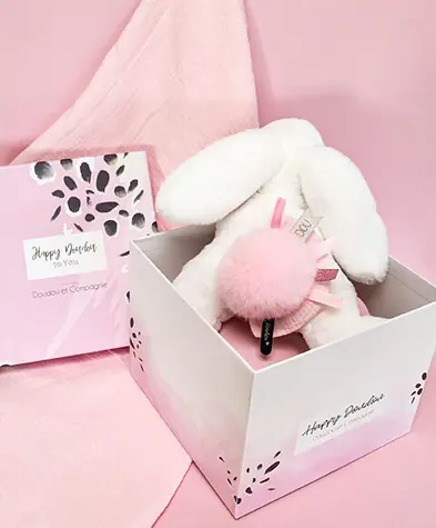 Doudou Darčeková sada - Plyšový zajačik s ružovým brmbolcom 25 cm / od 0 rokov