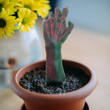 Mad Monkey Zombie ruka do kvetináča 