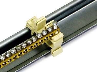 Triton zemniaci modul na lište C-profilu určený pre montáž na 19+ vertikály