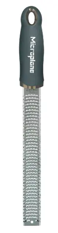 Microplane Premium Classic antracitovo-šedá / jemné strúhadlo / 32.5 cm / nerezová oceľ