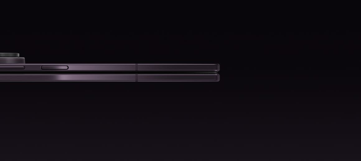 Boční pohled na tenký profil složeného Galaxy Z Fold8 Ultra