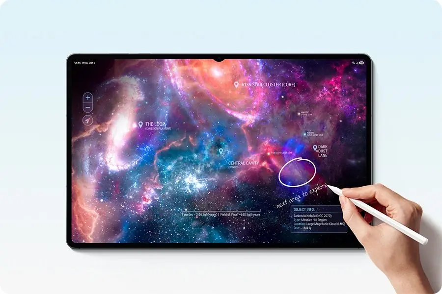 Ruka s perem S Pen kreslí na displeji Galaxy Tab S12 Ultra s obrazem vesmírné mlhoviny