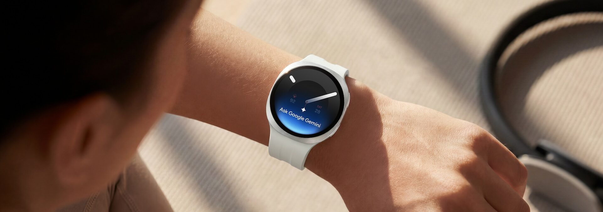 Galaxy Watch9 na zápěstí s aktivovaným hlasovým asistentem Google Gemini