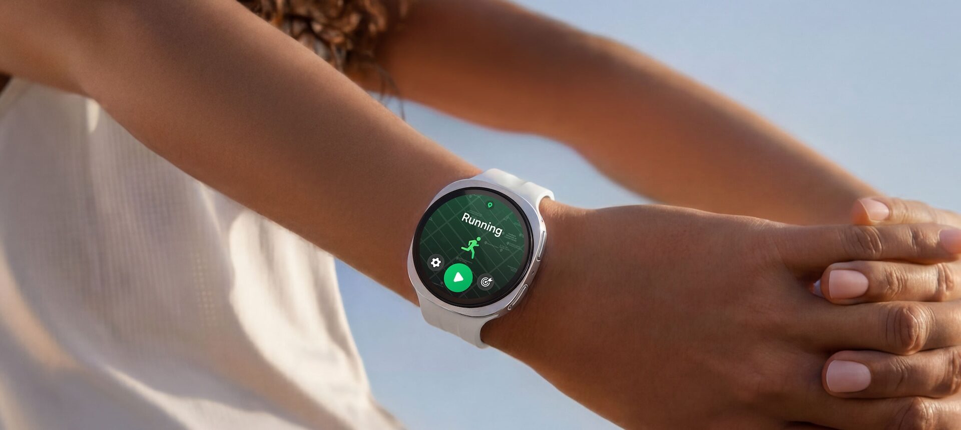 Běžec s hodinkami Galaxy Watch9 na zápěstí a spuštěným záznamem běhu