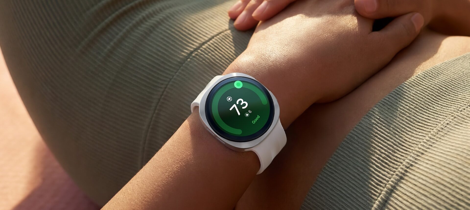 Galaxy Watch9 na zápěstí se zeleným displejem měření tepové frekvence