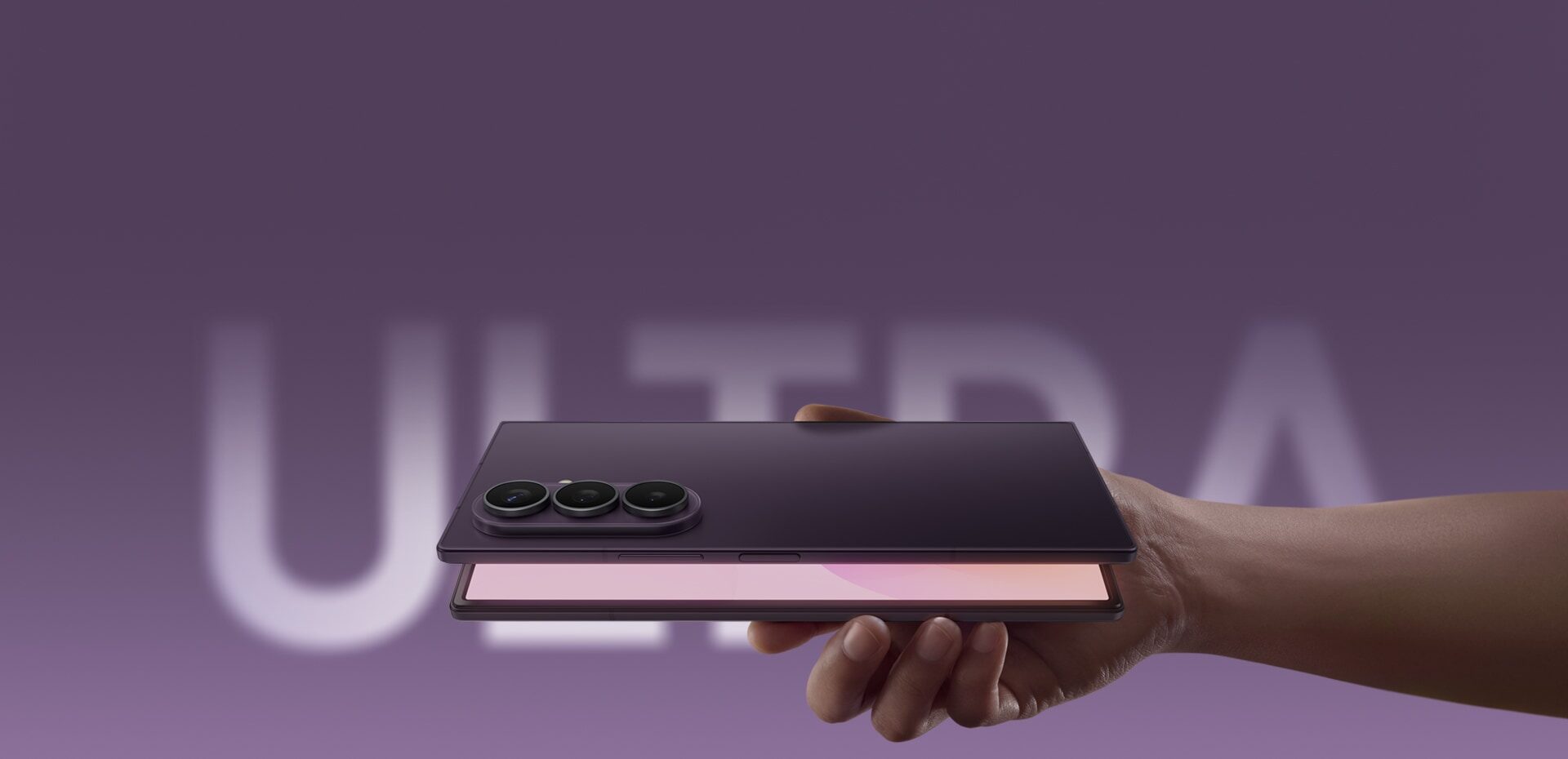Samsung Galaxy Z Fold8 Ultra v ruce, pohled z boku na složené zařízení