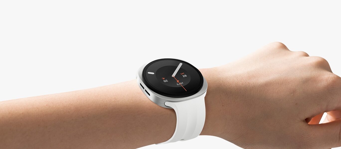 Galaxy Watch9 nasazené na zápěstí, pohled z profilu