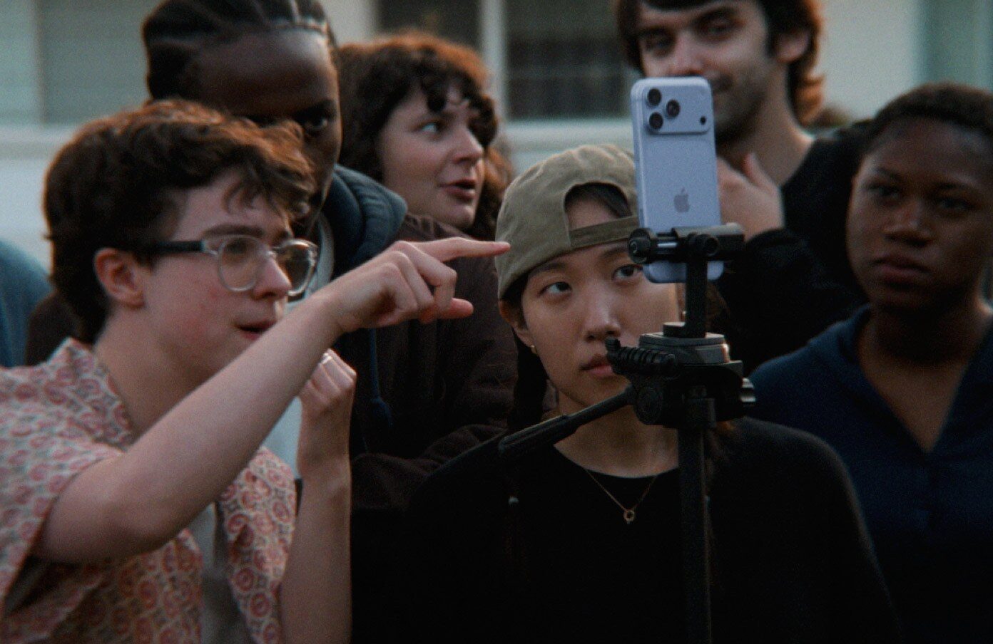 Filmařský štáb natáčející s iPhonu 18 Pro