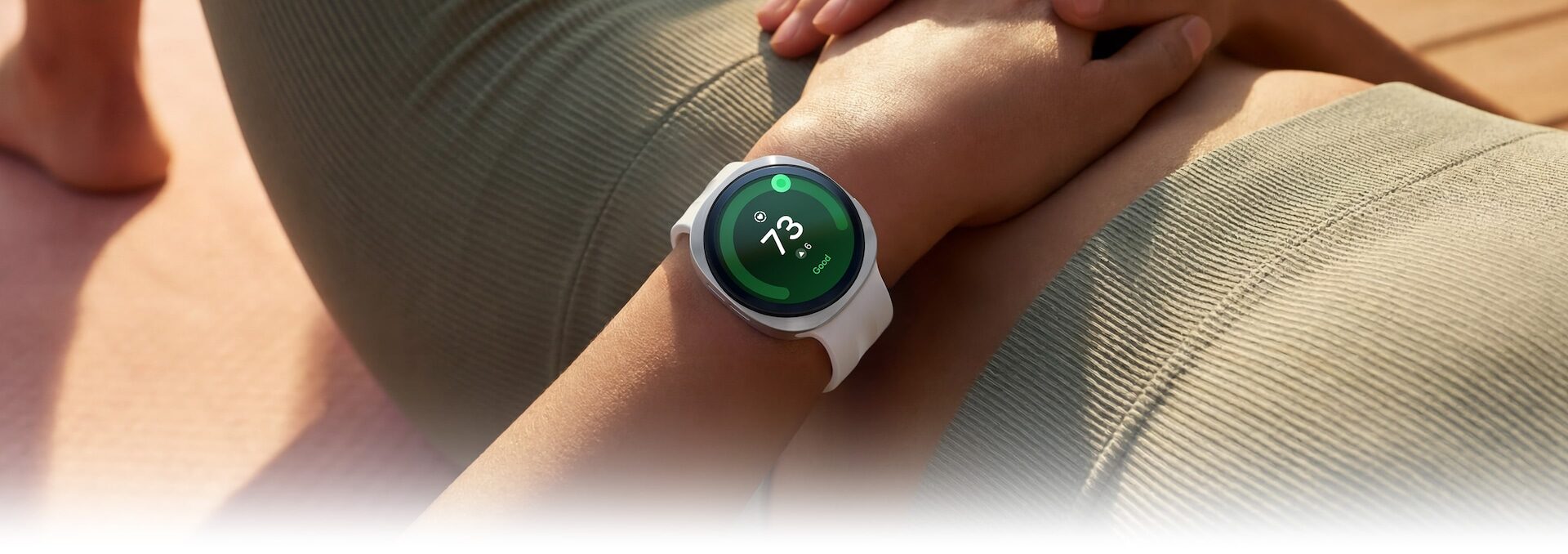 Ruka s hodinkami Galaxy Watch9 při měření tepové frekvence